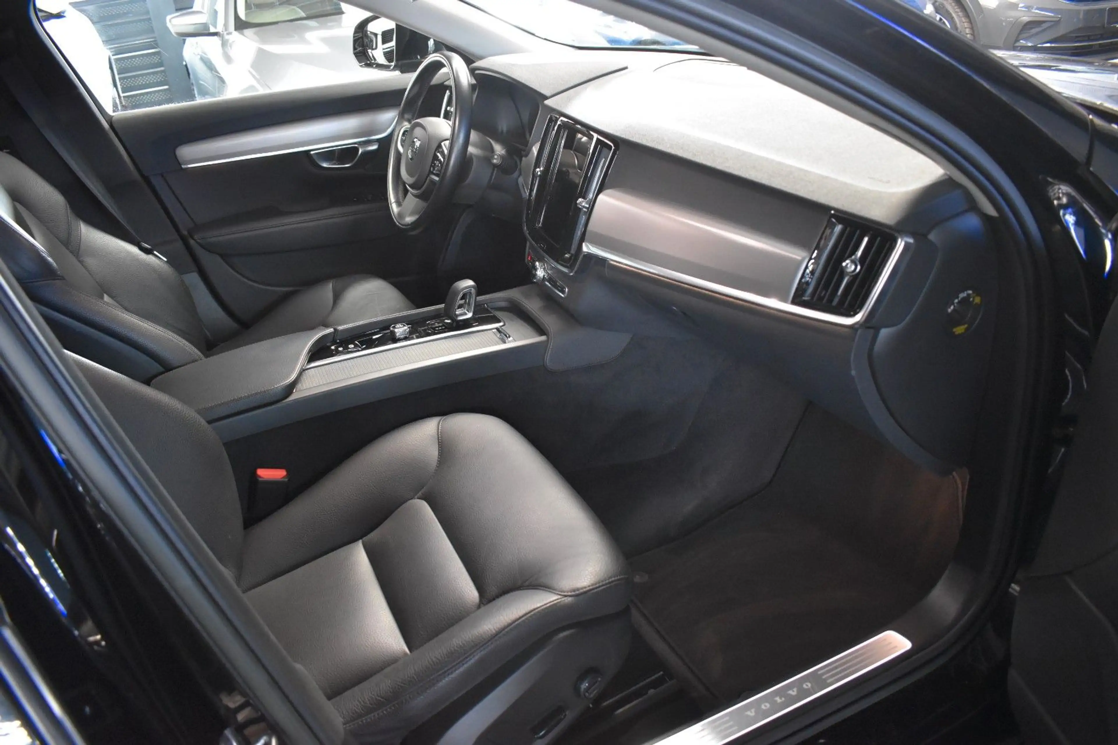 Volvo V90 Kombi Momentum Pro*KAMERA*LEDER*SHZ*LED* — photo 9