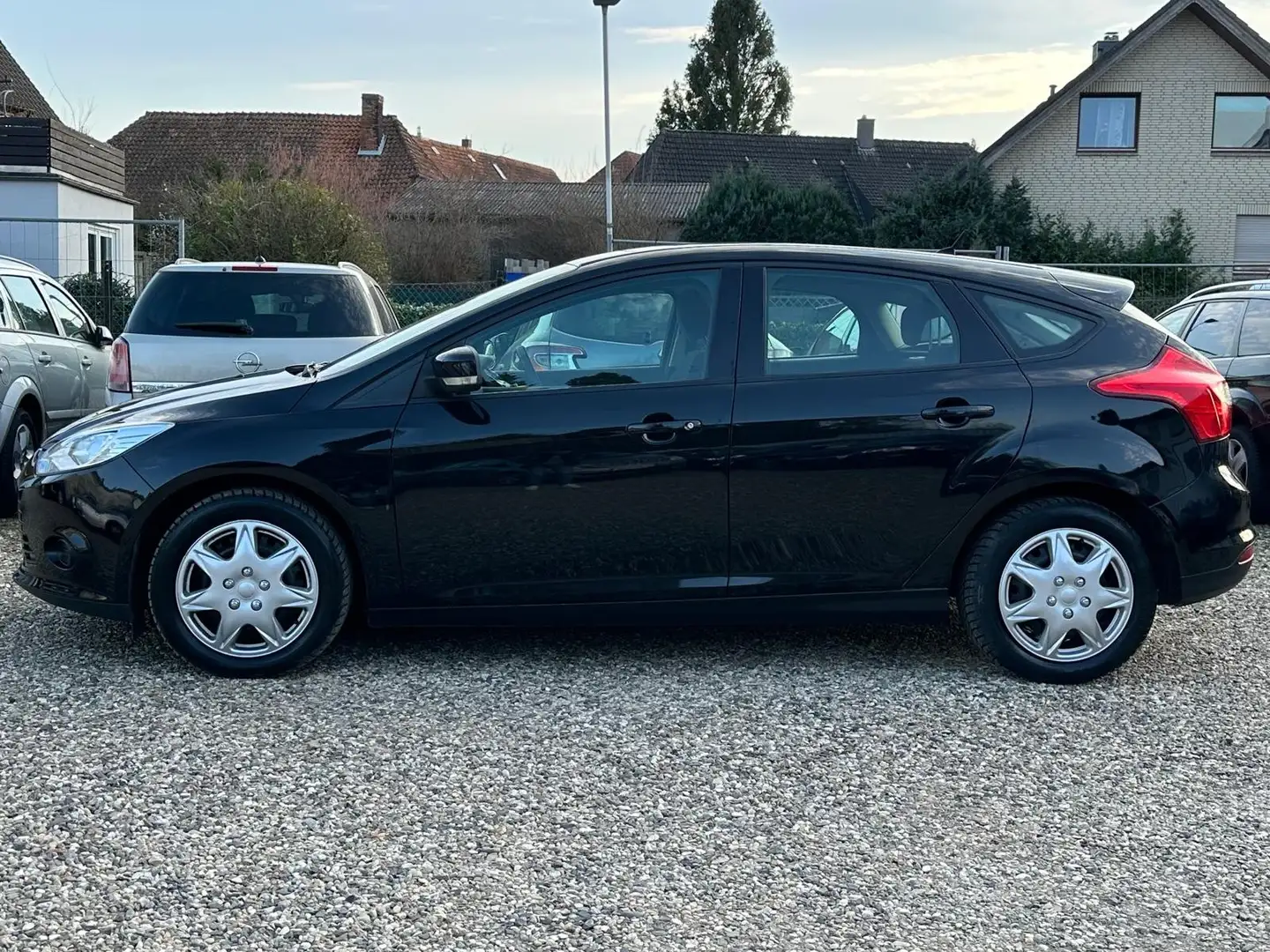 Ford Focus 1.6 EcoBoost 150PS Trend AHK Klima 6-Gang Euro5 Negro - 2
