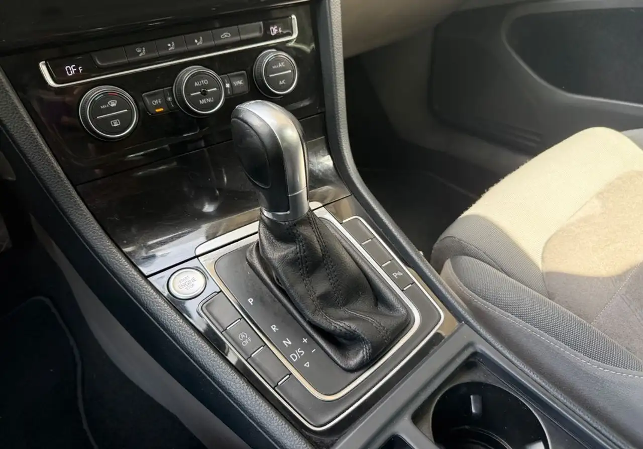 Volkswagen Golf Standard Model — photo 27