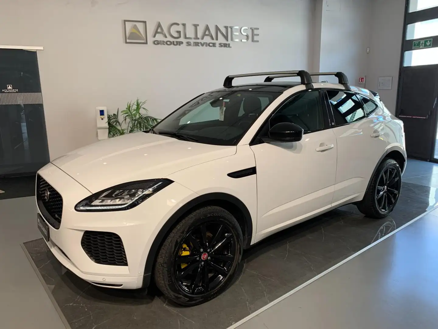 Jaguar E-Pace 2.0D 150 CV AWD aut. R-Dynamic HSE Bianco - 1