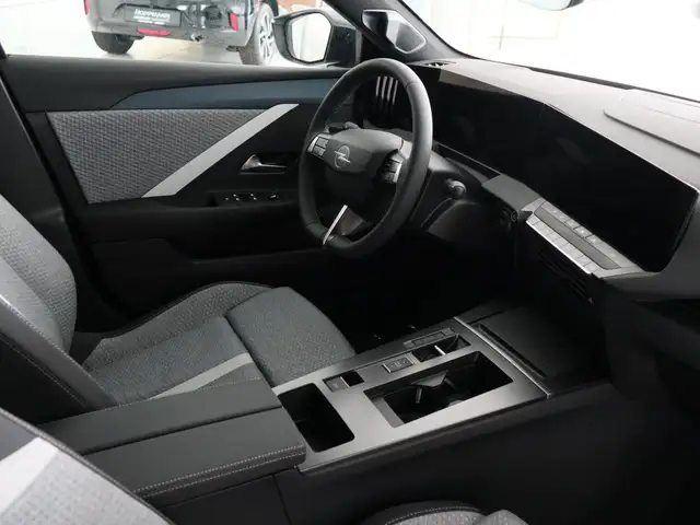 Opel Astra view 3