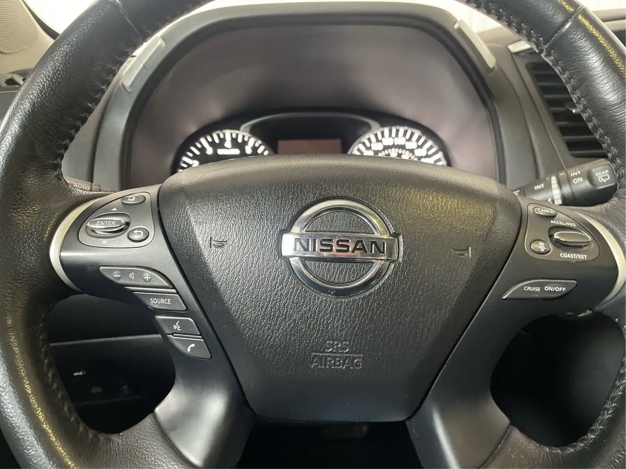 Nissan Pathfinder снимка Nissan Pathfinder