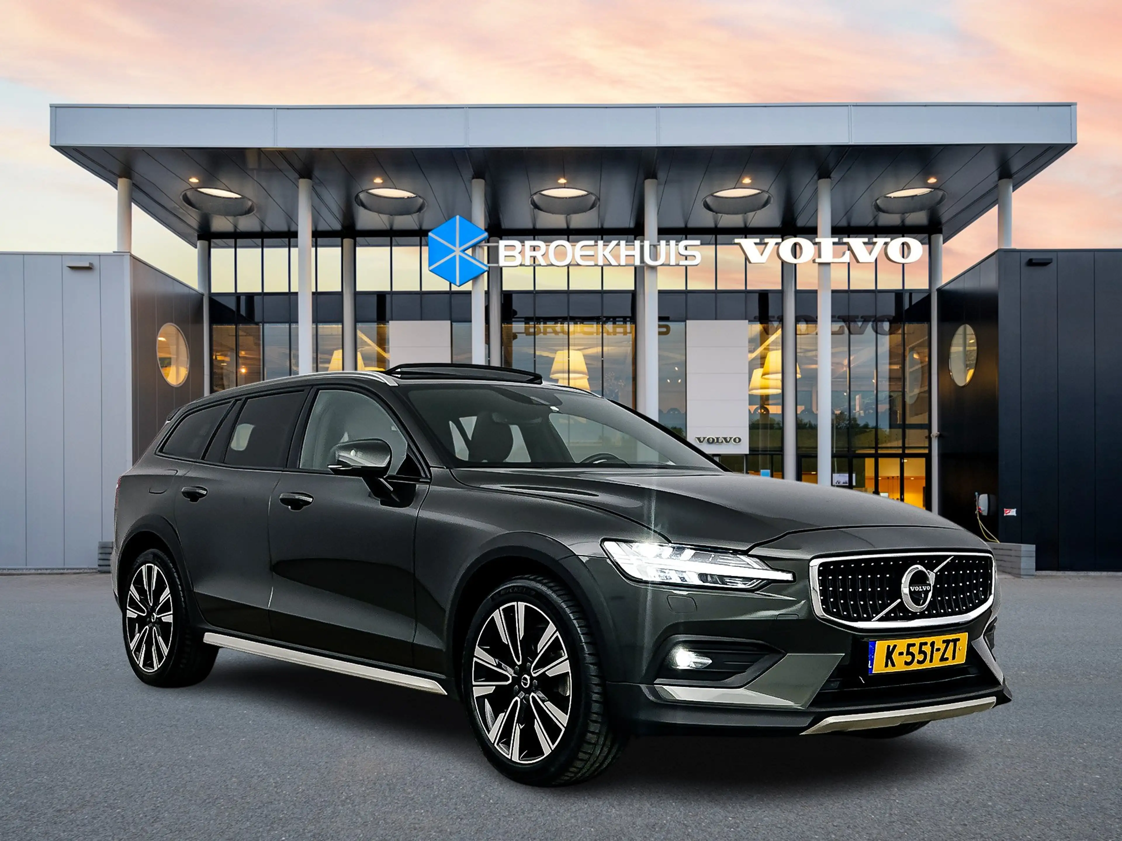 Volvo V60 Cross Country B5 AWD Pro | 19" | Trekhaak | Panoramadak | Head-U — photo 2