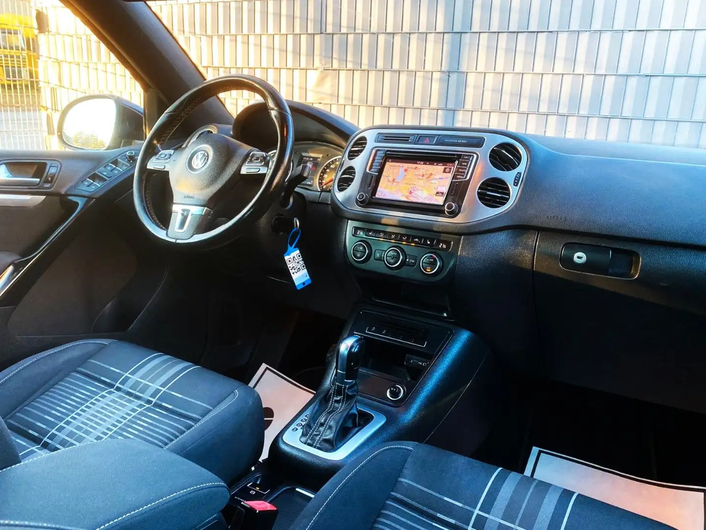 Volkswagen Tiguan 1.4 TSI DSG Sport&Style|R-KAMERA|AHK|150PS Grau - 2