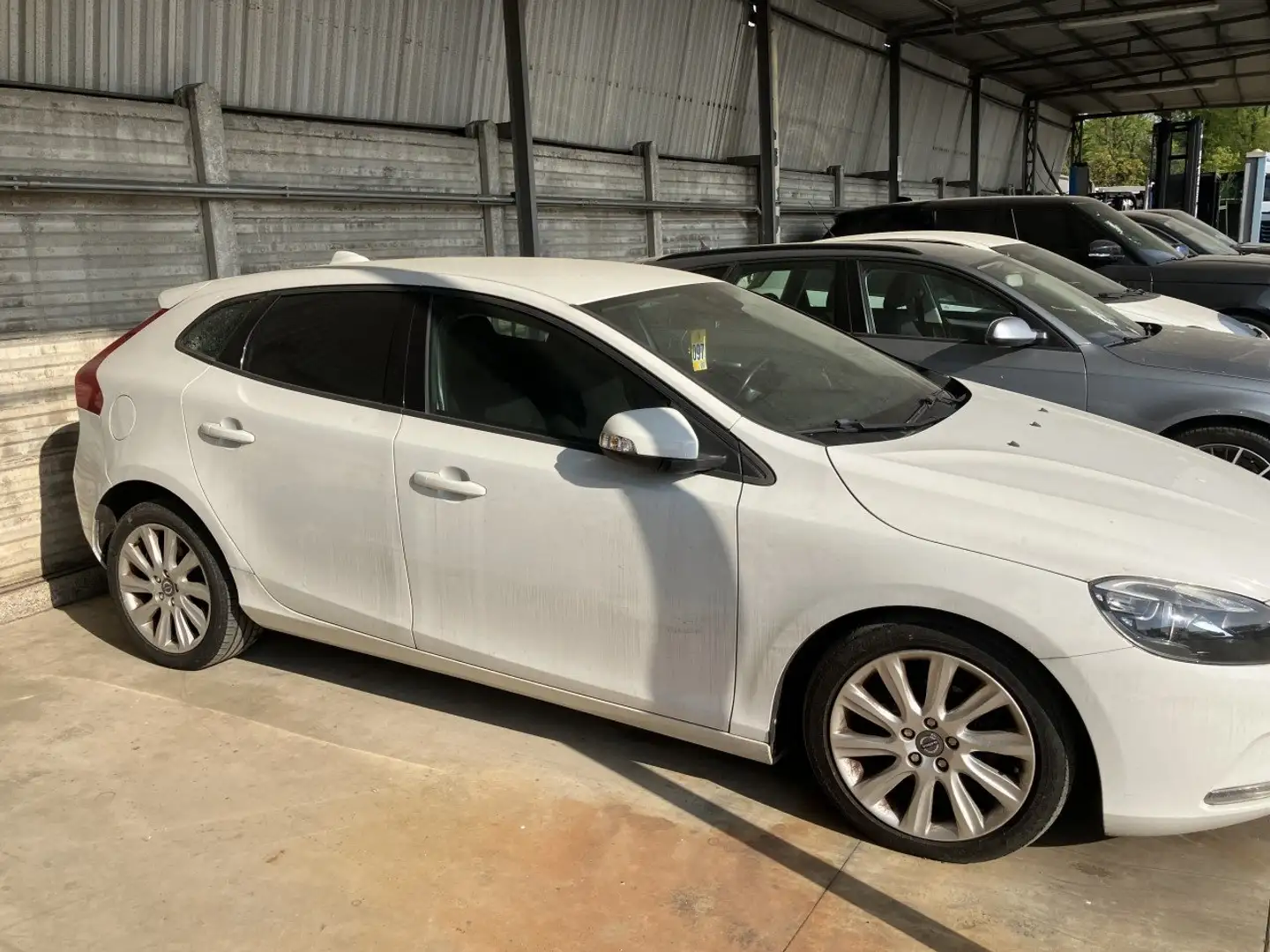 Volvo V40 II 2015 1.6 d2 R-design Momentum Weiß - 1