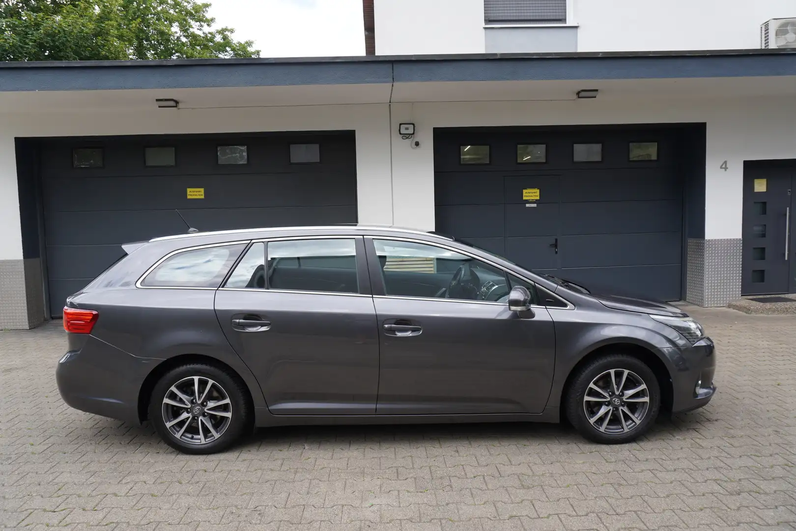 Toyota Avensis 2.0 D-4D Life KLIMA+NAVI+KAMERA+XENON+AHK+ALU+6Gan Grau - 2