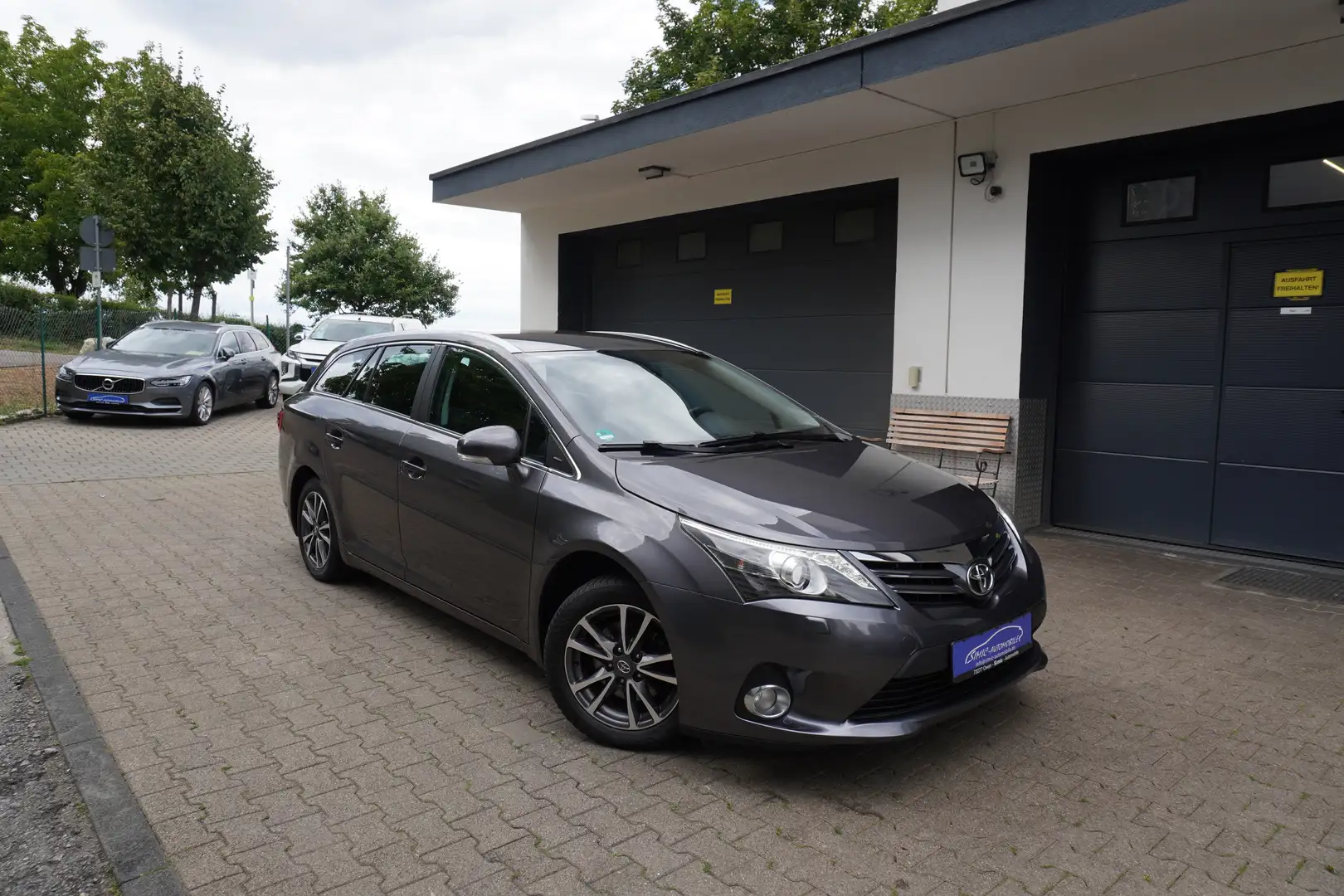 Toyota Avensis 2.0 D-4D Life KLIMA+NAVI+KAMERA+XENON+AHK+ALU+6Gan Grau - 1