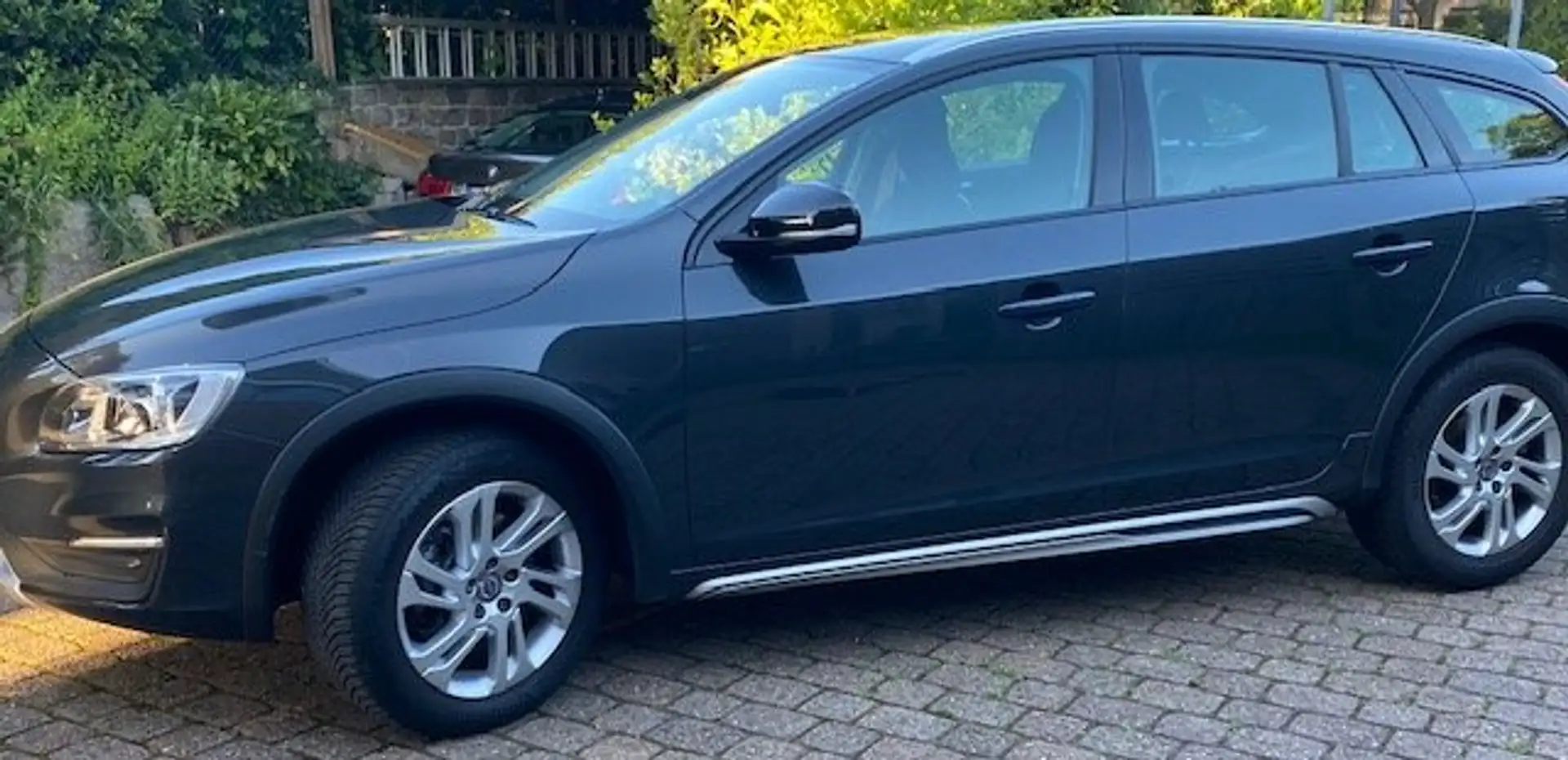 Volvo V60 Cross Country 2.0 T5 Plus Geartronic Grijs - 1