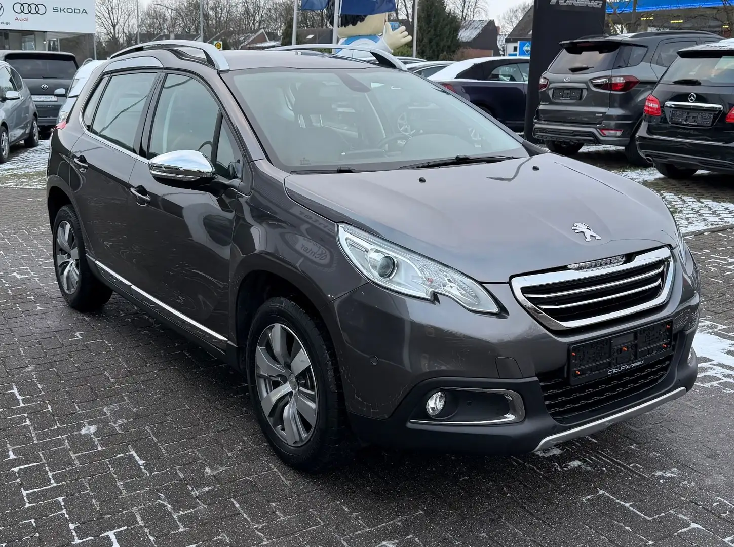Peugeot 2008 Allure Braun - 2