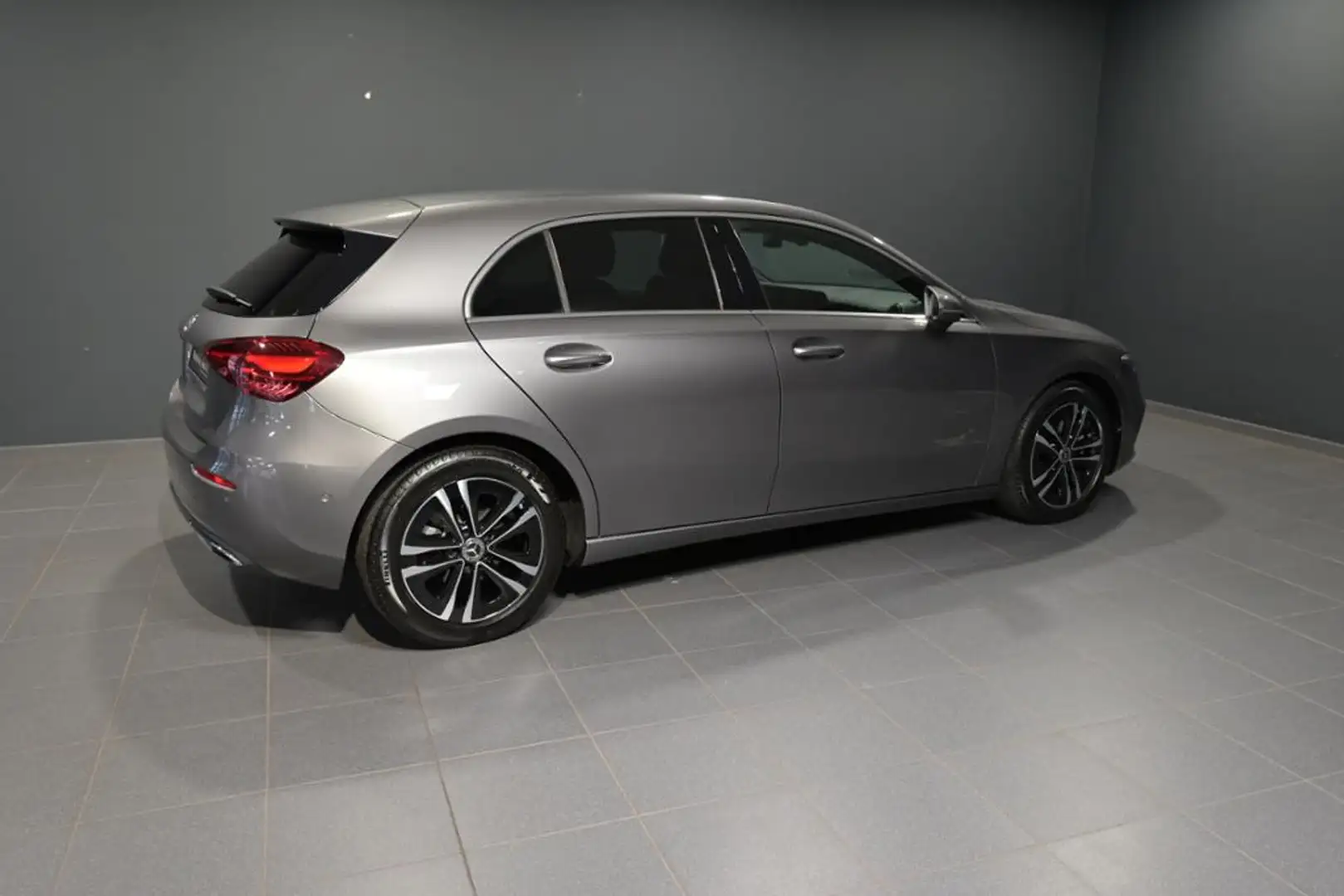 Mercedes-Benz A 200 d W-Paket PDC SHZ SpurH LED LM AUT AHK Grau - 2