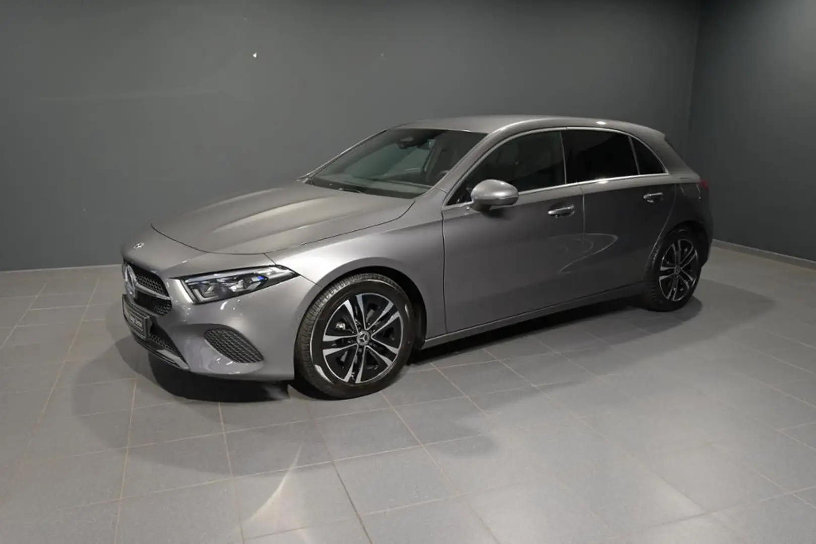 Mercedes-Benz A 200 d W-Paket PDC SHZ SpurH LED LM AUT AHK Grau - 1