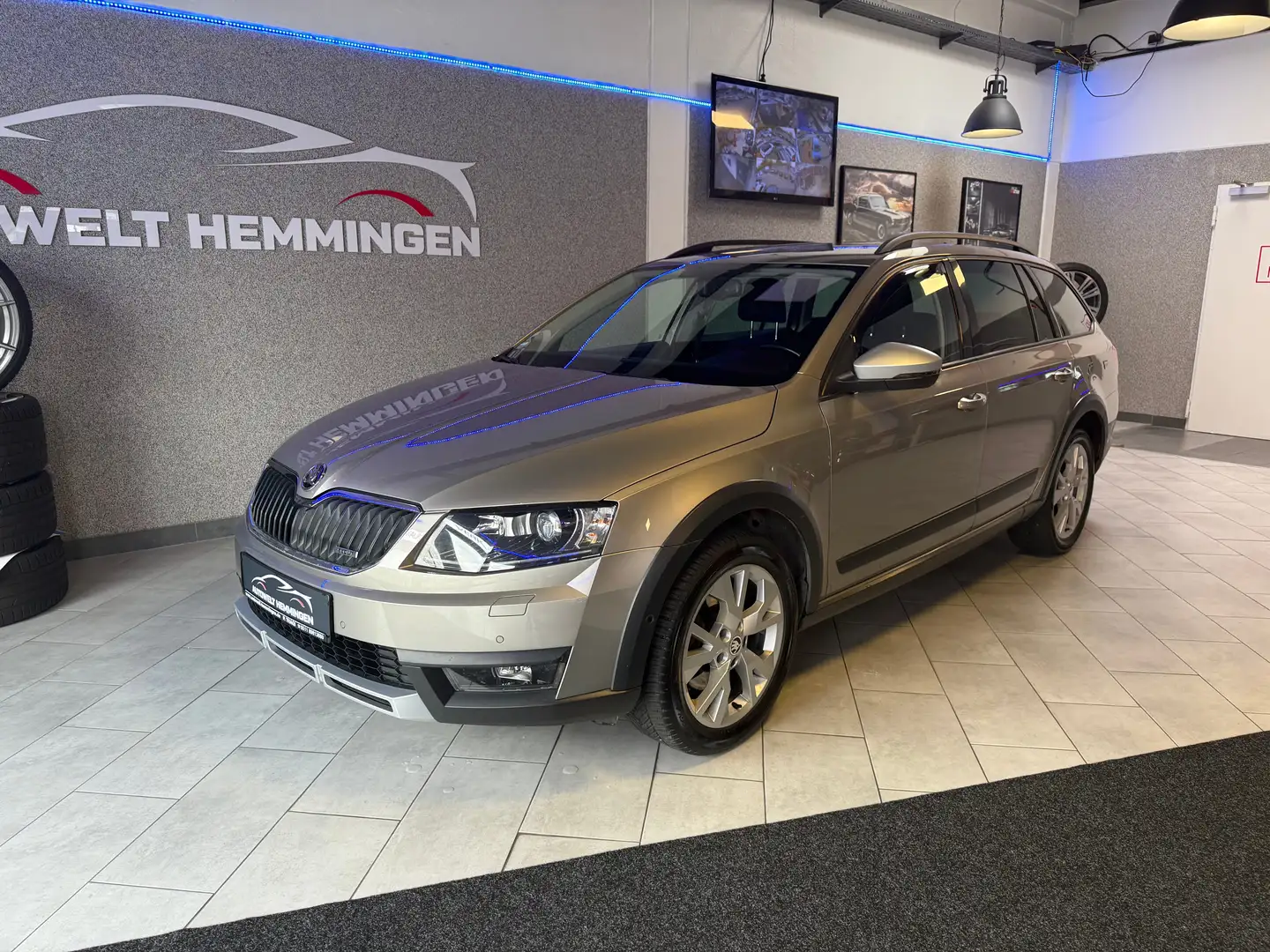 Skoda Octavia Kombi 2.0 Scout 4x4*12M.Garantie*Finanzierung* Beige - 1