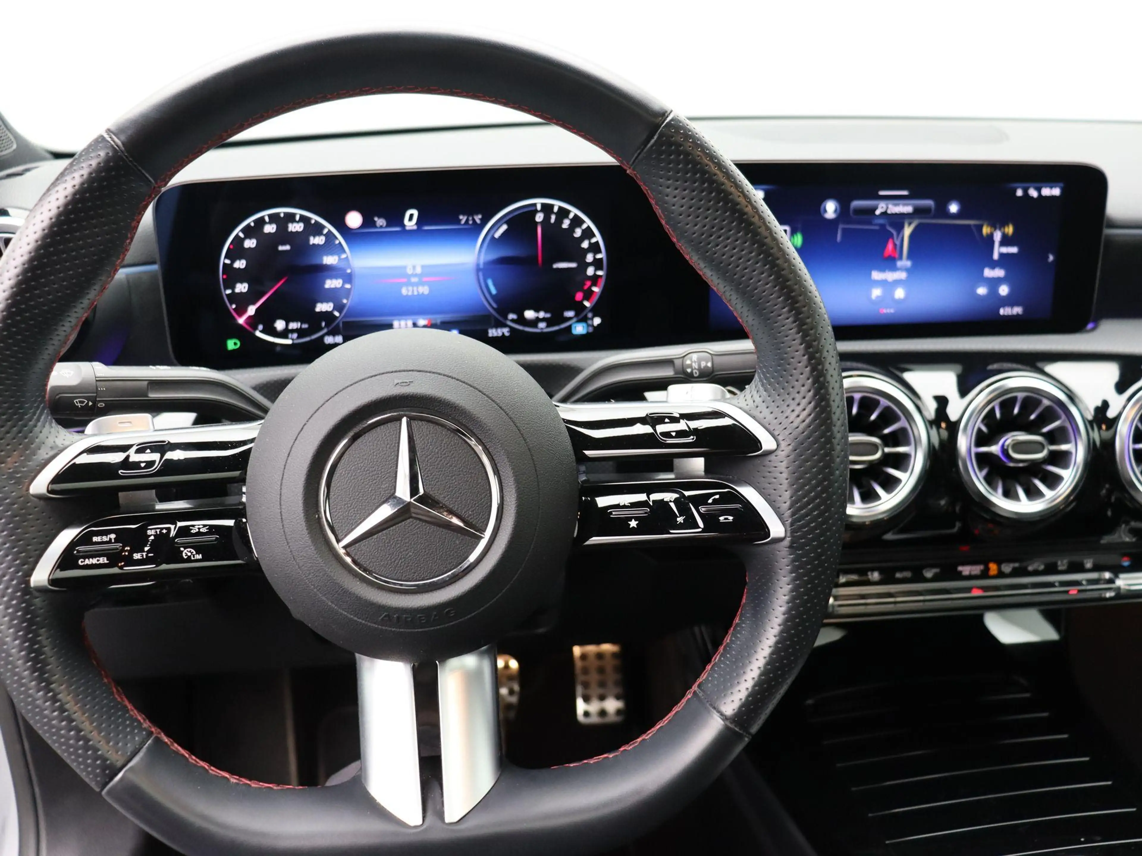 Mercedes-Benz A 250 e AMG Line Berline + CARPLAY + PANORAMISCH DAK + N — photo 12