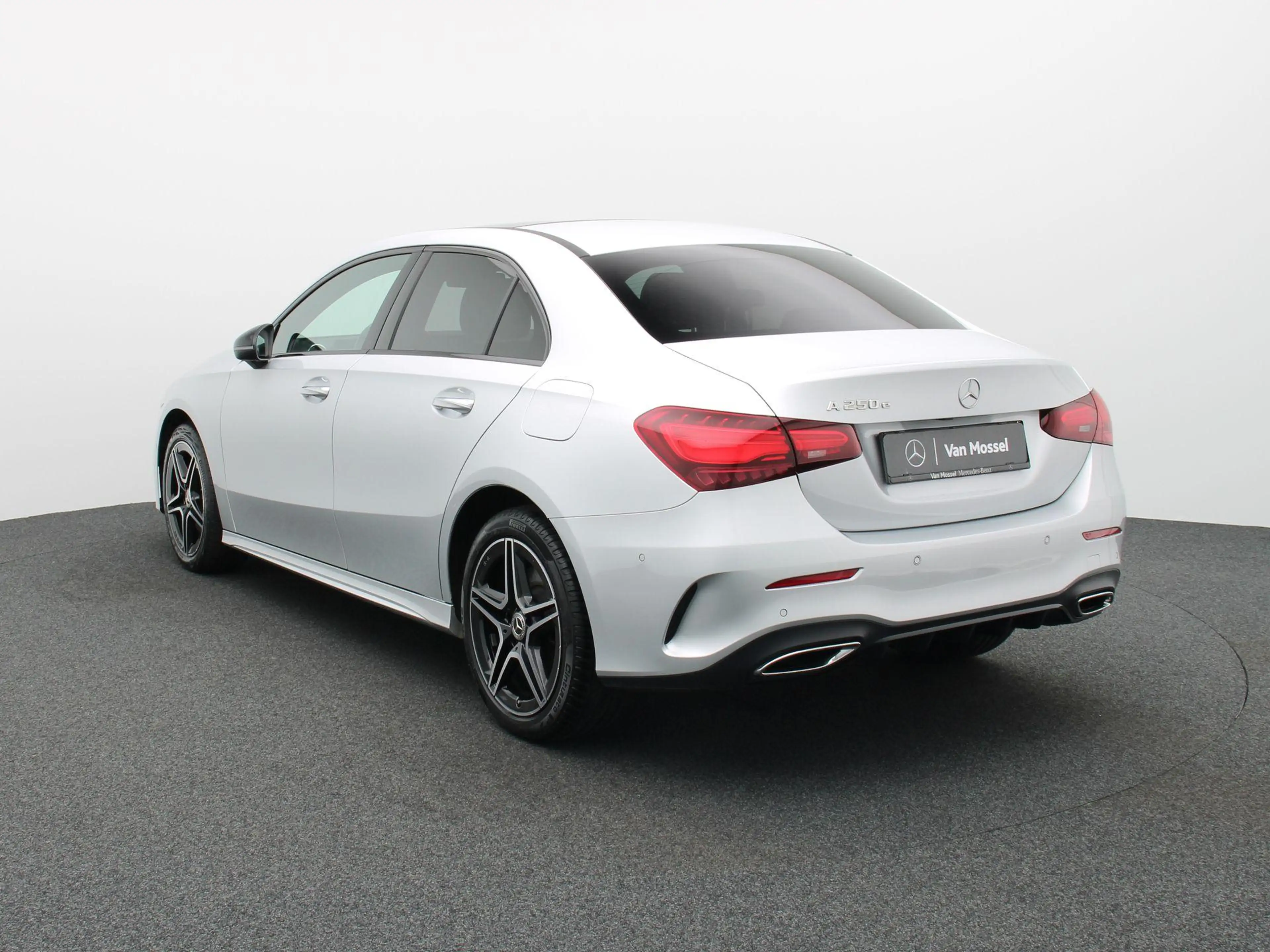 Mercedes-Benz A 250 e AMG Line Berline + CARPLAY + PANORAMISCH DAK + N — photo 3