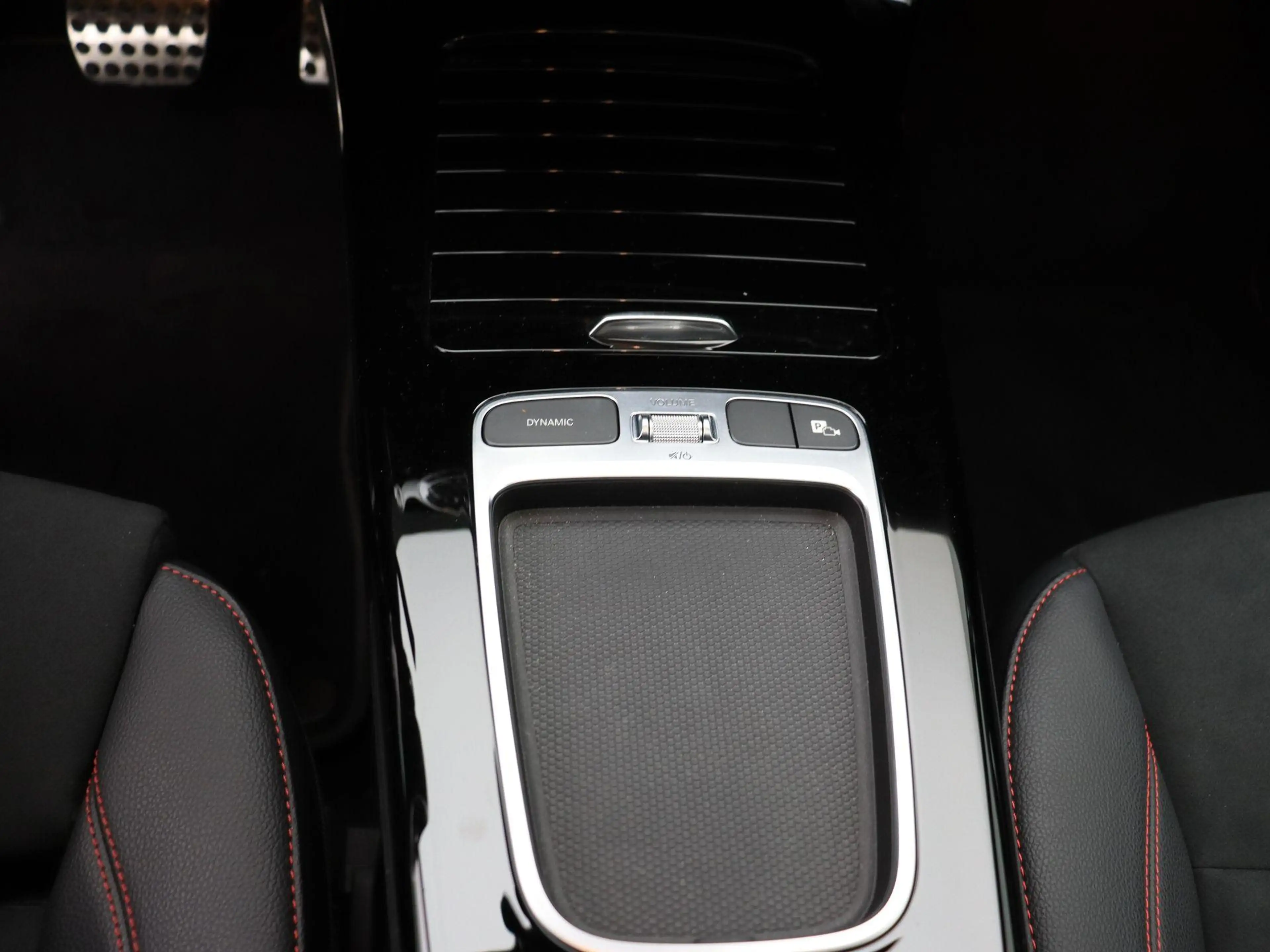 Mercedes-Benz A 250 e AMG Line Berline + CARPLAY + PANORAMISCH DAK + N — photo 15