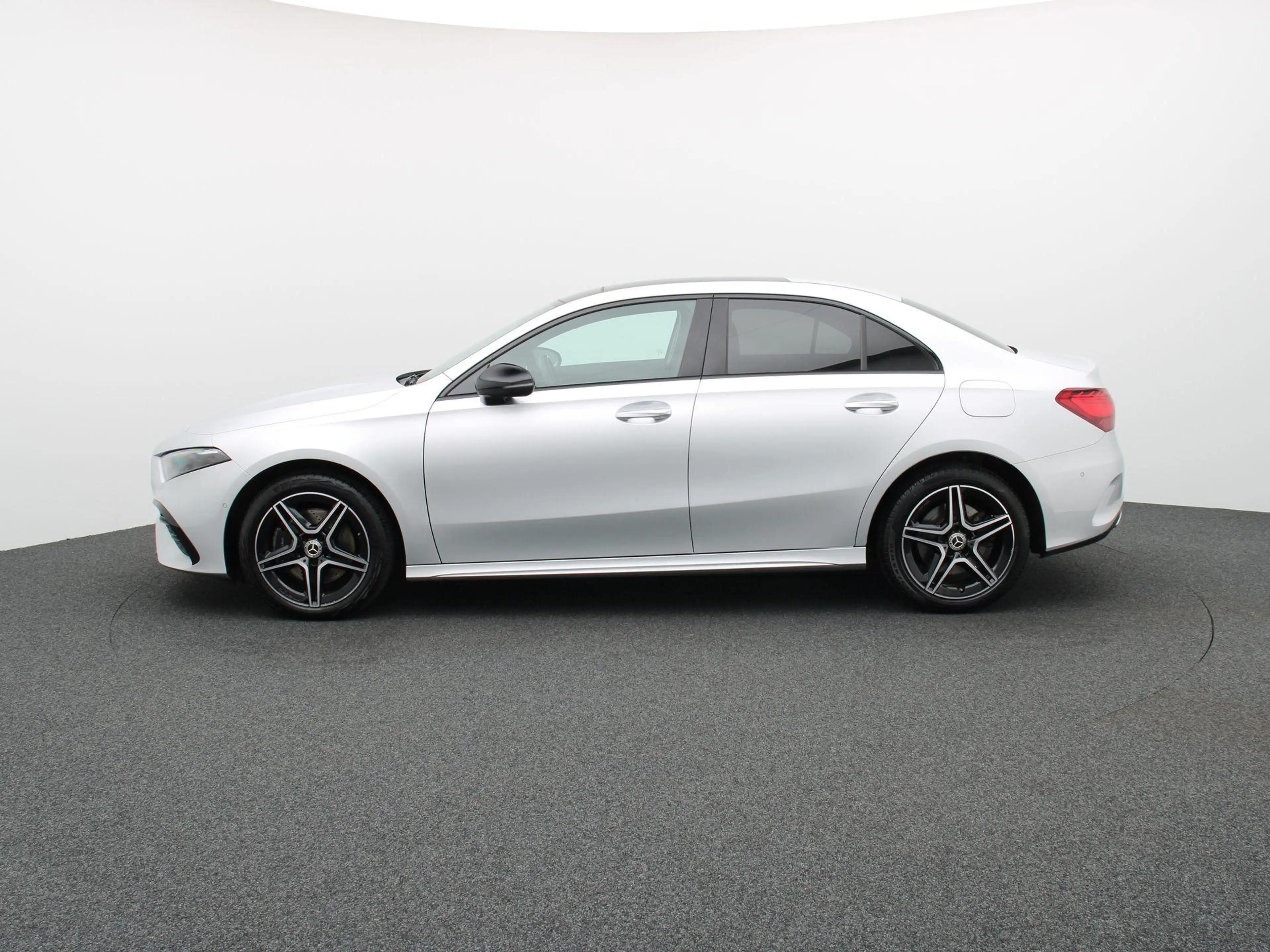 Mercedes-Benz A 250 e AMG Line Berline + CARPLAY + PANORAMISCH DAK + N — photo 6