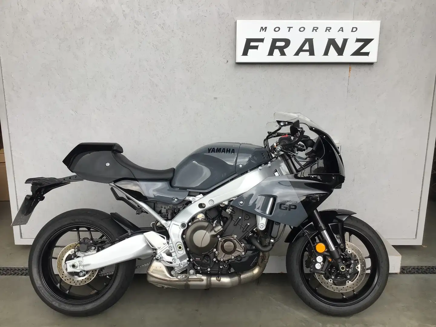 Yamaha XSR 900 GP Gris - 1
