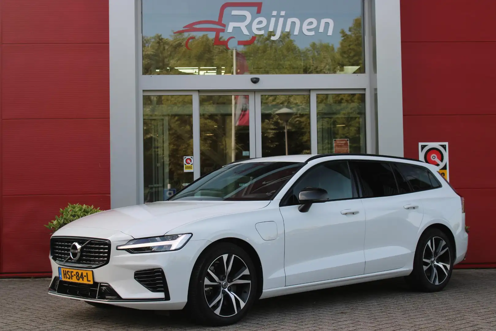 Volvo V60 2.0 T6 340PK RECHARGE AWD R-DESIGN **NIEUWSTAAT!** Wit - 1
