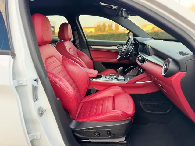 Alfa Romeo Stelvio view 13