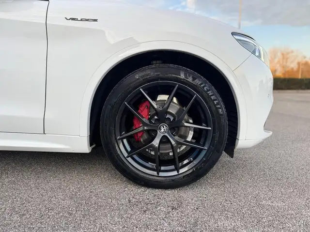Alfa Romeo Stelvio view 23