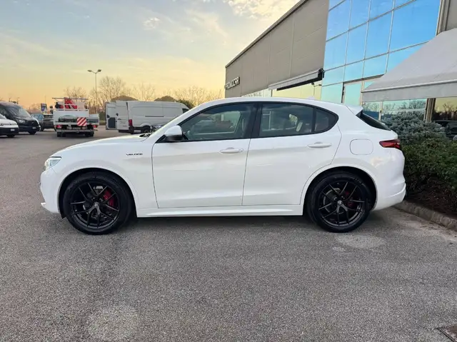 Alfa Romeo Stelvio view 19