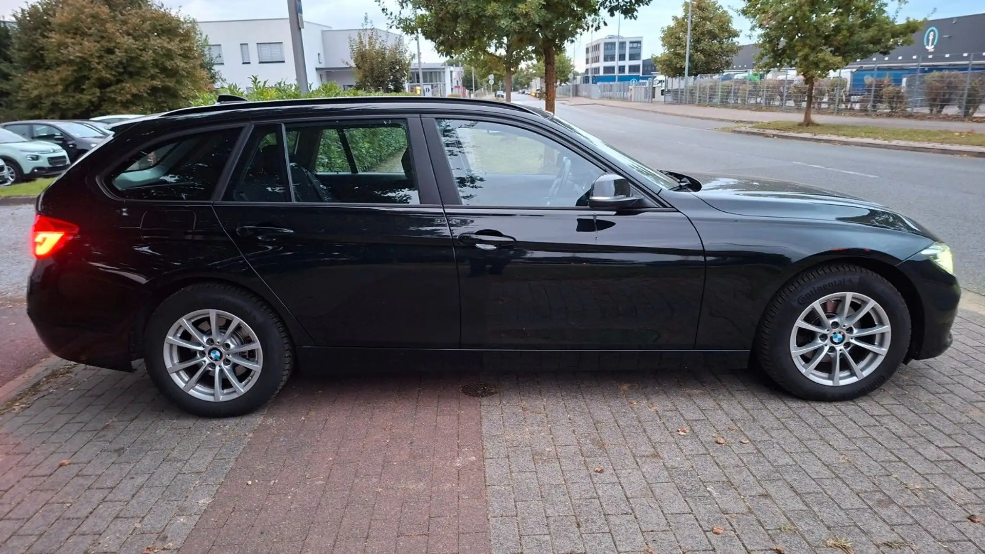 BMW 318 i Touring - Automatik-Navi-LED-TOP Schwarz - 2
