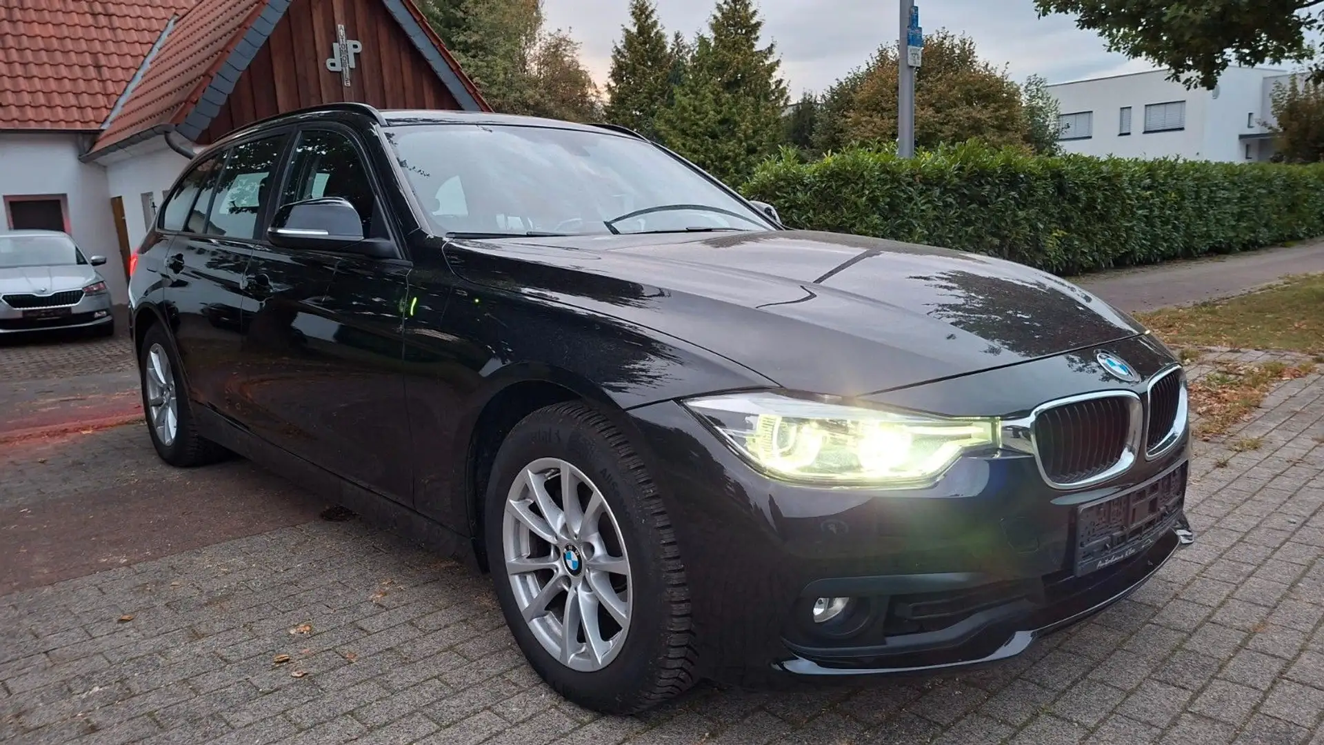 BMW 318 i Touring - Automatik-Navi-LED-TOP Schwarz - 1