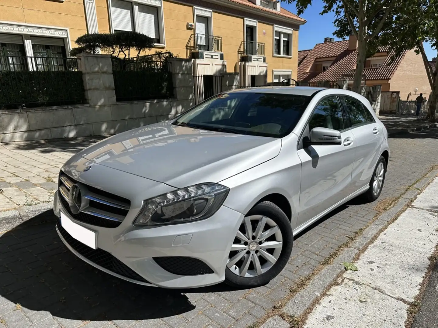 Mercedes-Benz A 180 180CDI BE Urban 7G-DCT Grau - 1