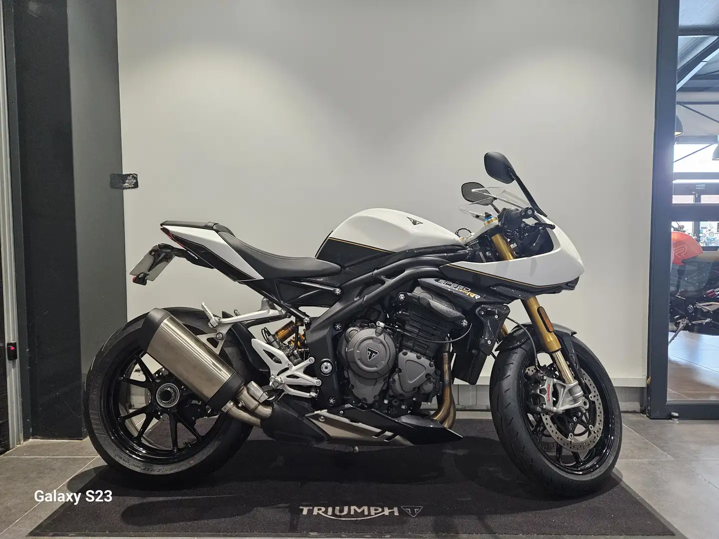 Triumph Speed Triple 1200 RR Белый - 2