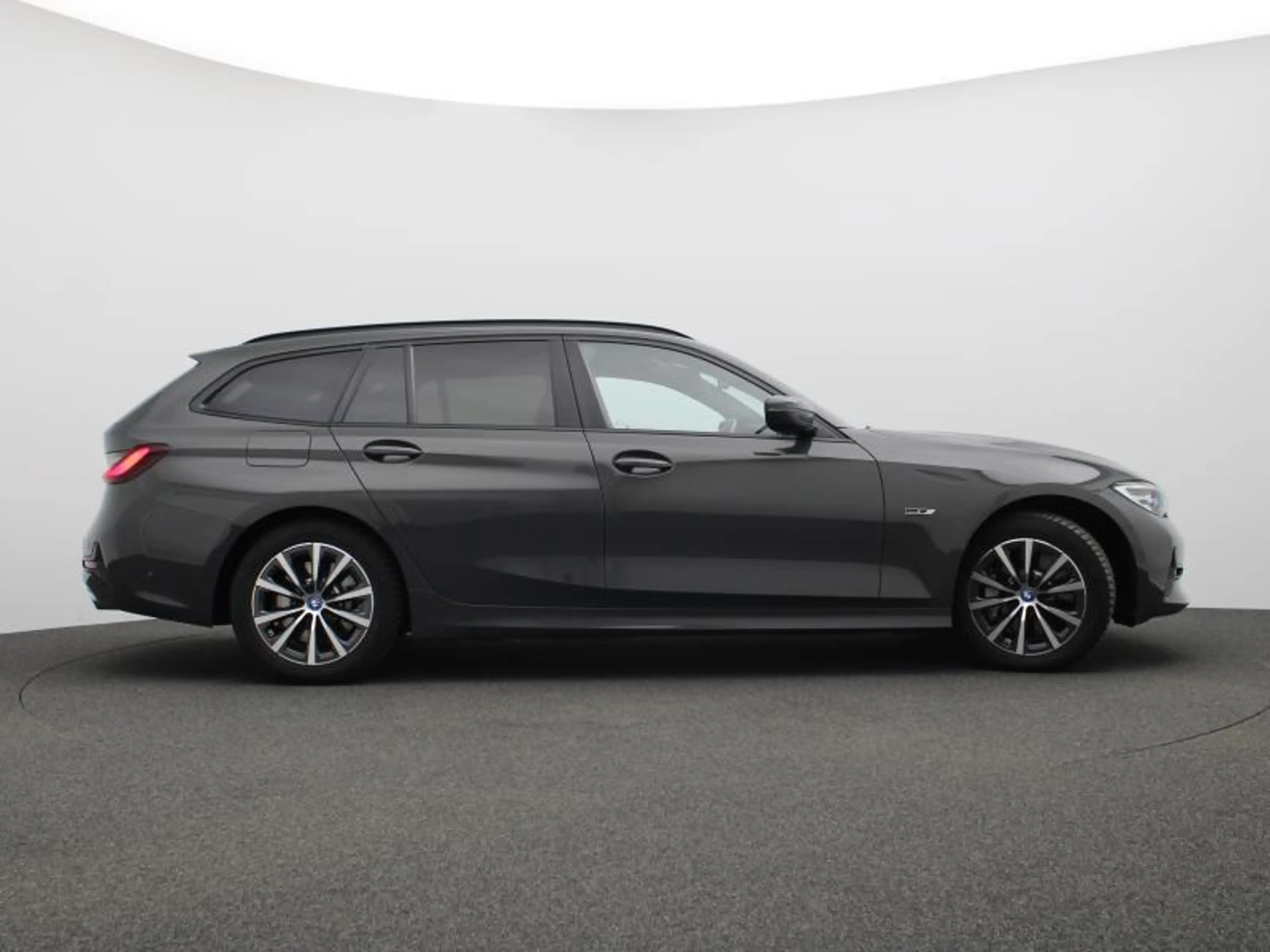 BMW 330 e Touring — photo 3