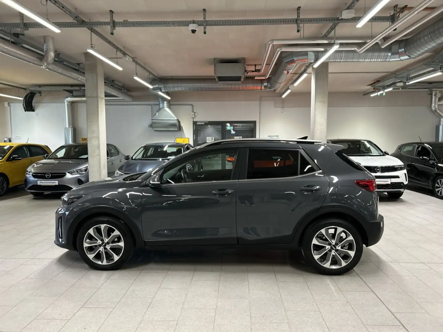 Kia Stonic Spirit mit Rückfahrkamera Klima Navi Grau - 2