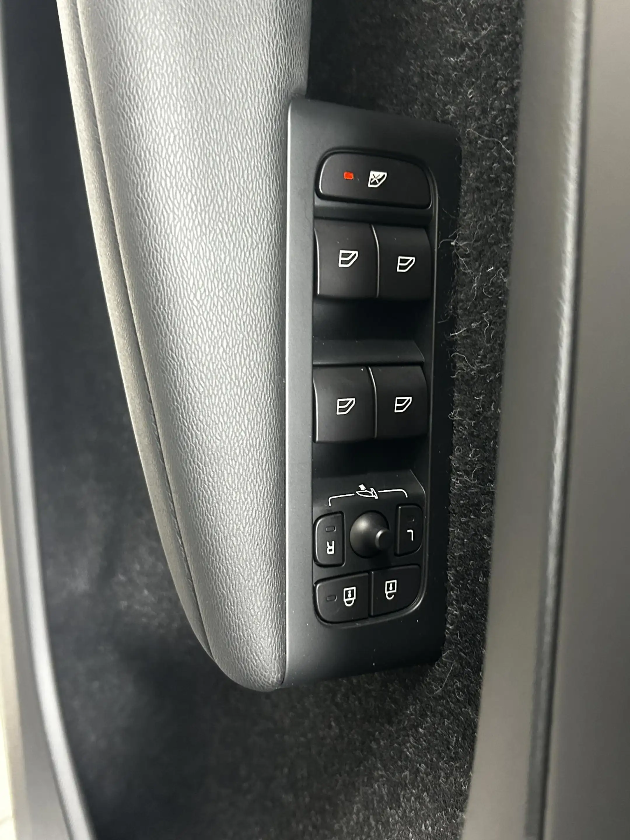 Volvo XC40 2.0 T4 R-Design NAVIGATIE | WEGKLAPBARE TREKHAAK | — photo 18