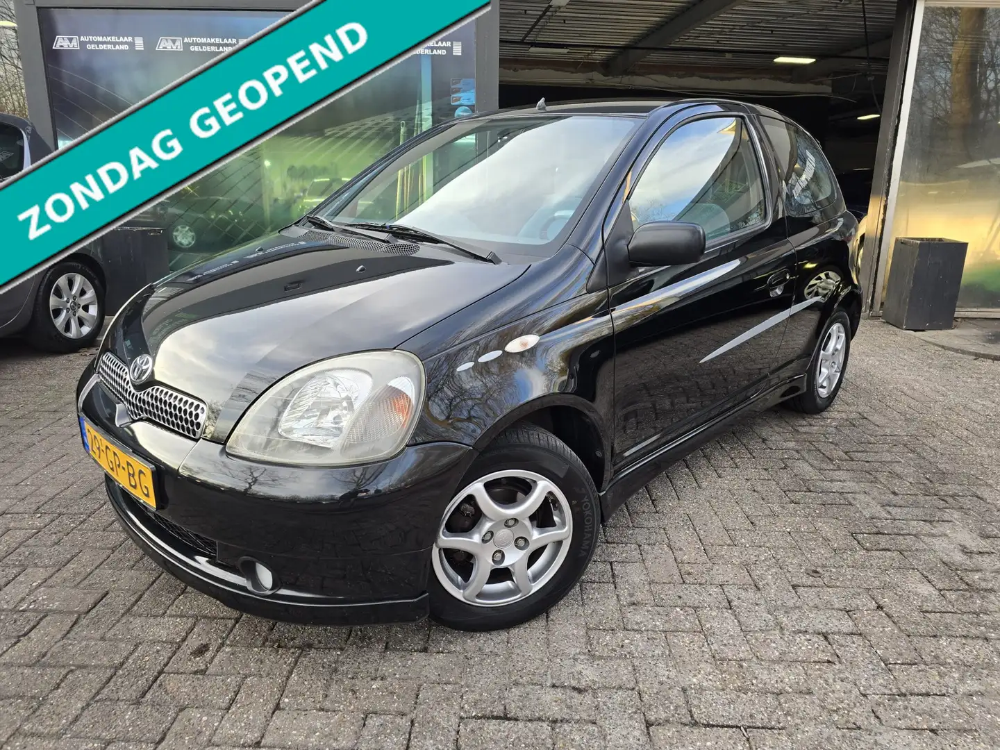 Toyota Yaris 1.0-16V VVT-i Sol | 12MND GARANTIE | NW APK | ELEC Zwart - 1