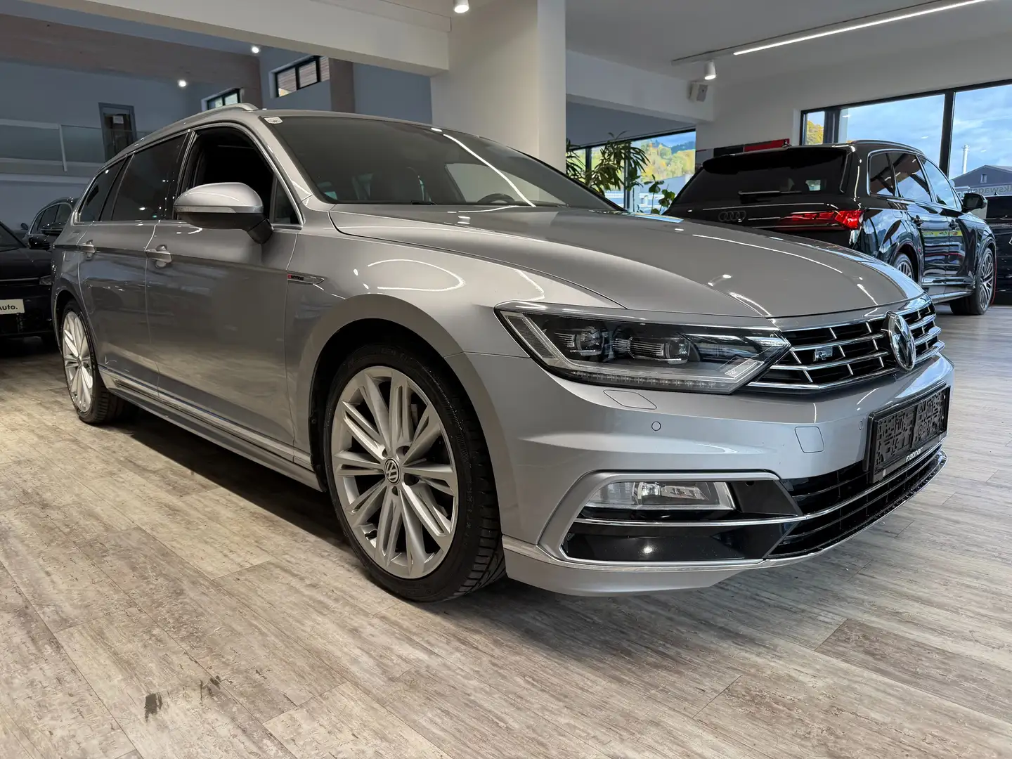 Volkswagen Passat Variant Highline TDI 4Motion DSG R-Line ACC, Panorama Silber - 2