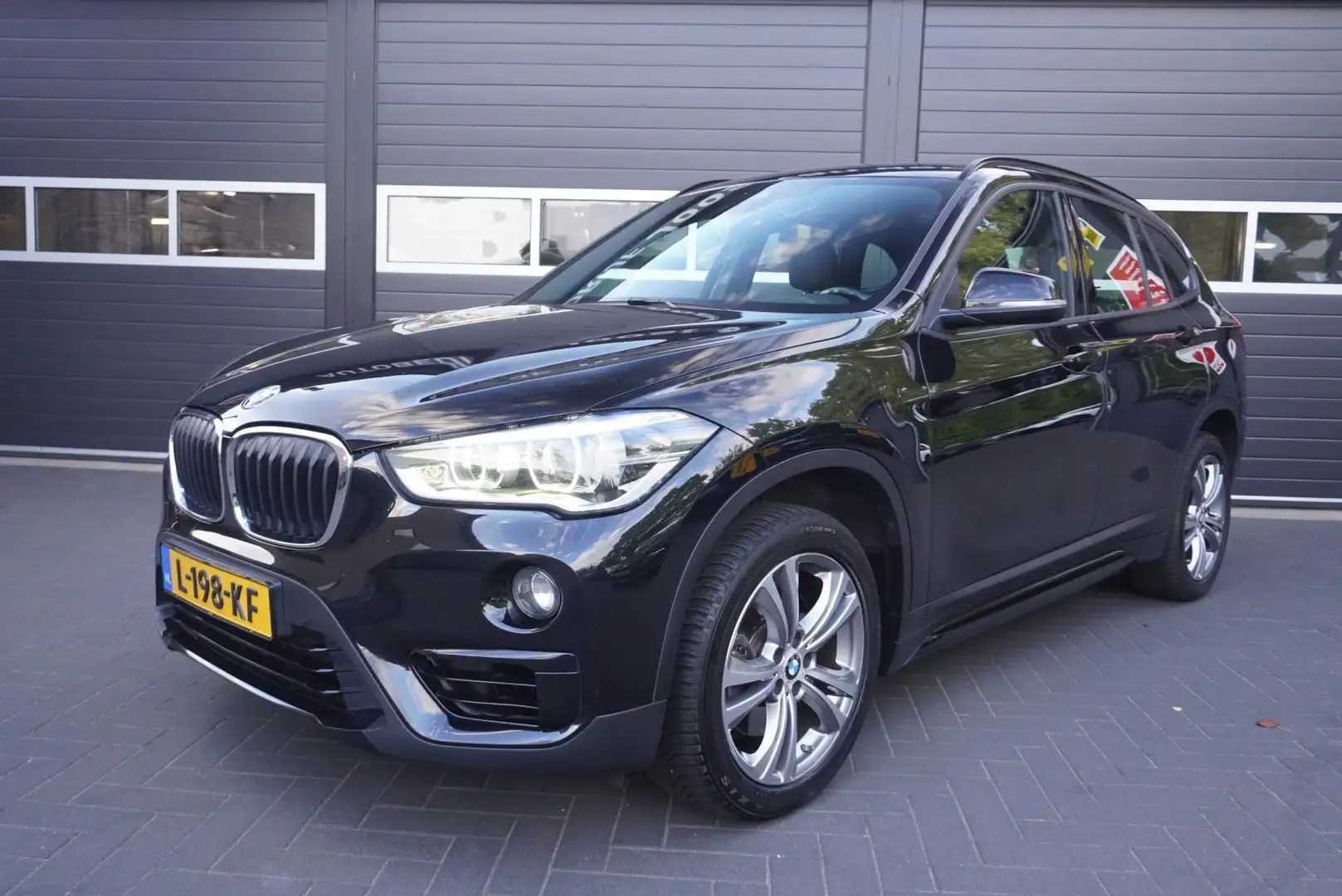 BMW X1 SDrive20i Aut/Airco/Navi/CC Zwart - 1