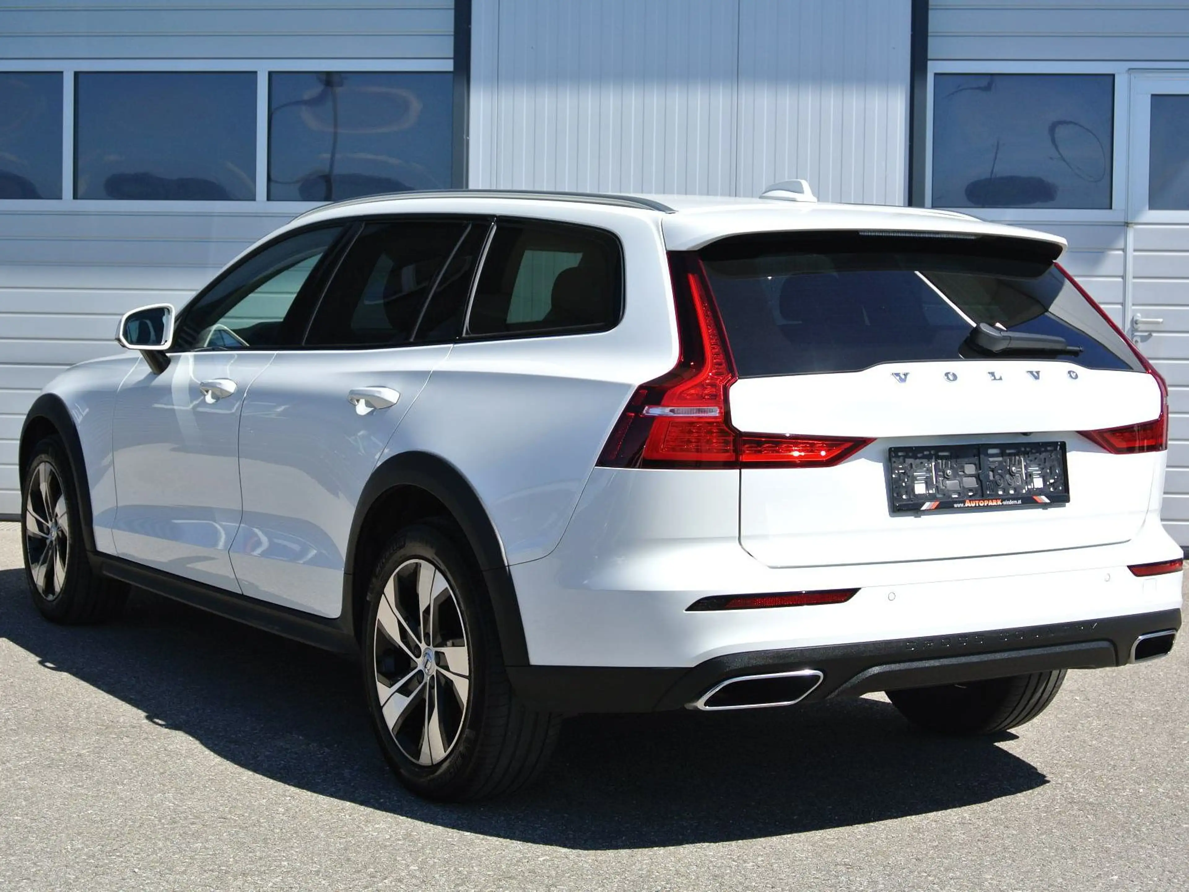 Volvo V60 Cross Country 2.0 B4 MHEV Geartronic 8g, AWD * LEDER * LED * — photo 2