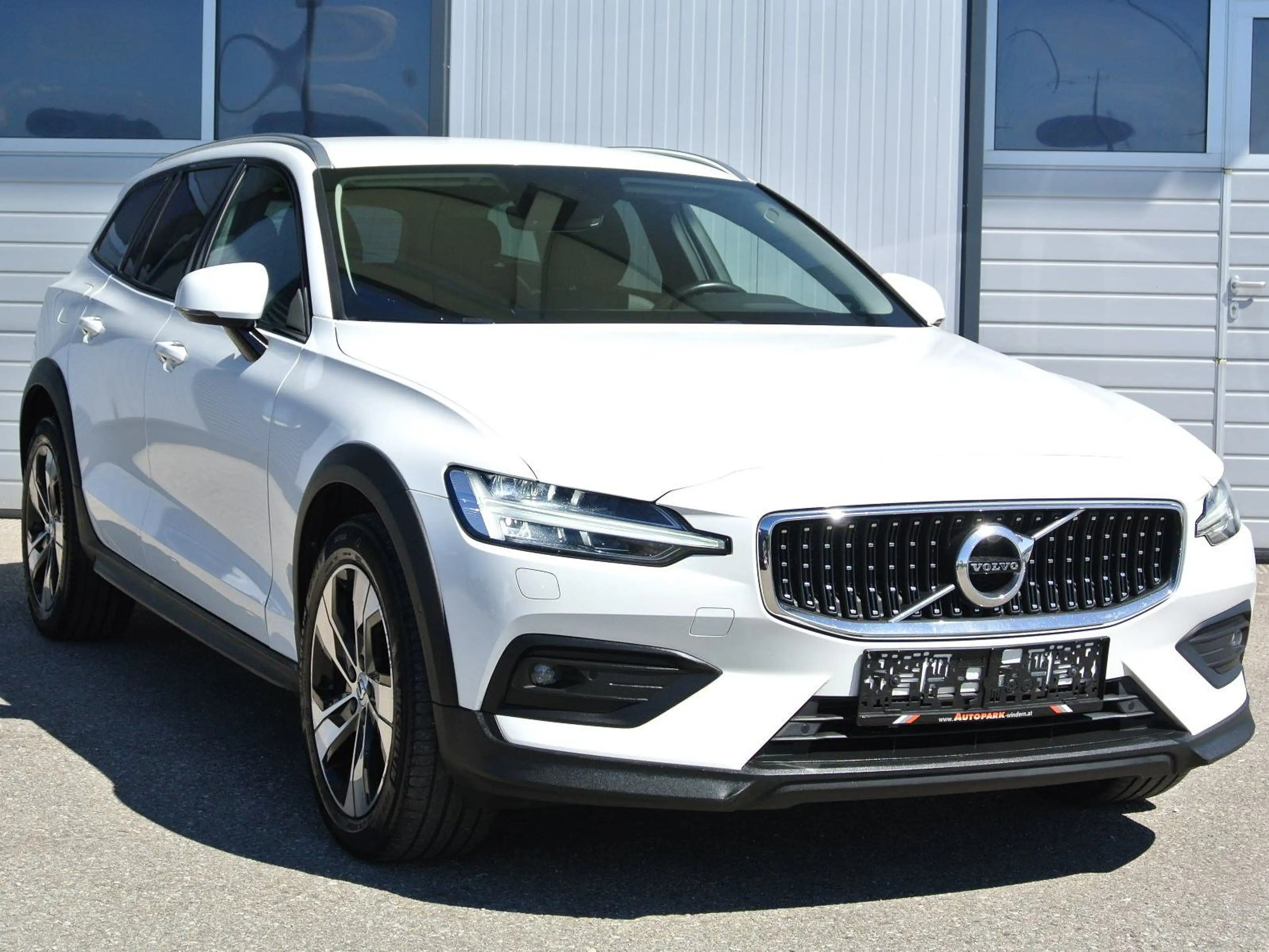 Volvo V60 Cross Country 2.0 B4 MHEV Geartronic 8g, AWD * LEDER * LED *