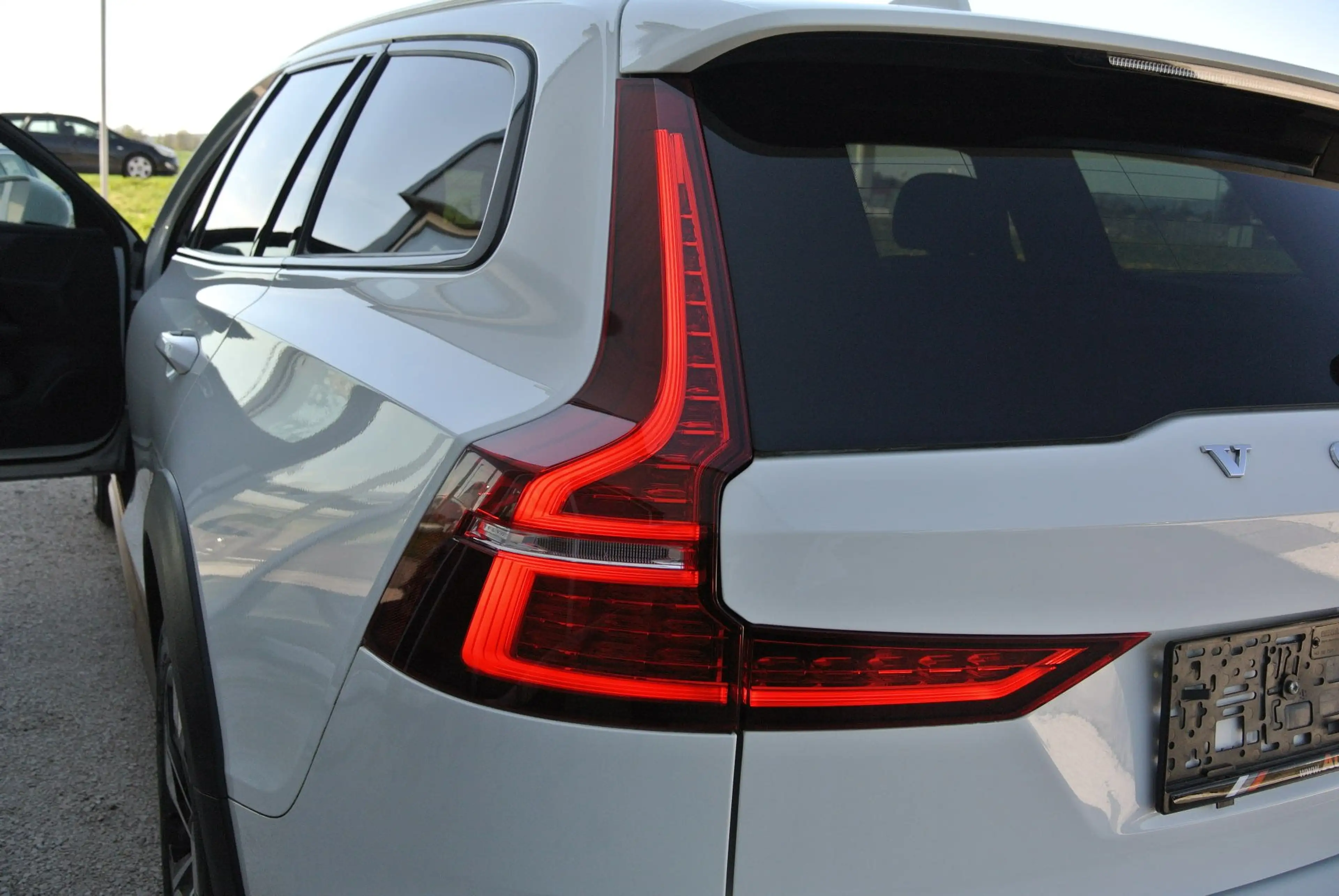 Volvo V60 Cross Country 2.0 B4 MHEV Geartronic 8g, AWD * LEDER * LED * — photo 11