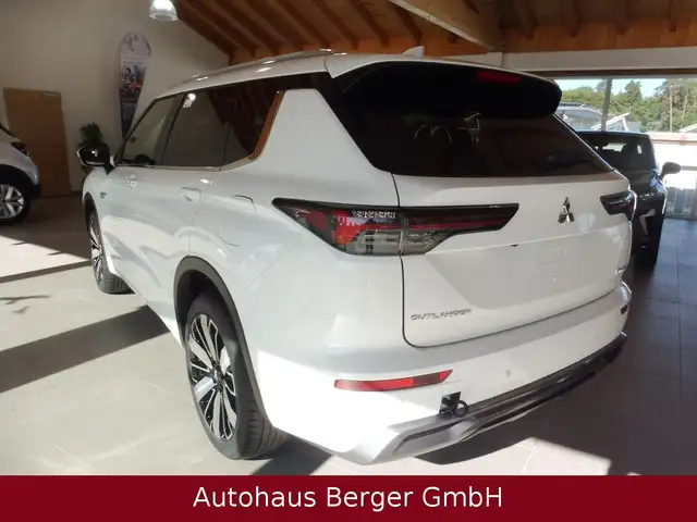 Mitsubishi Outlander view 8