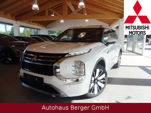 Mitsubishi Outlander view 3