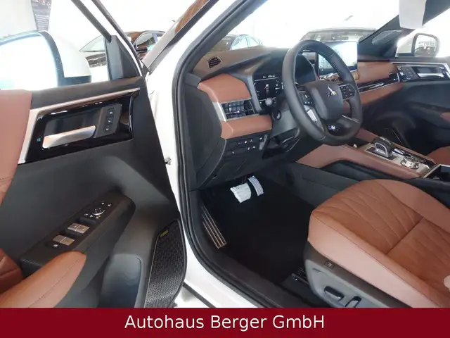 Mitsubishi Outlander view 9