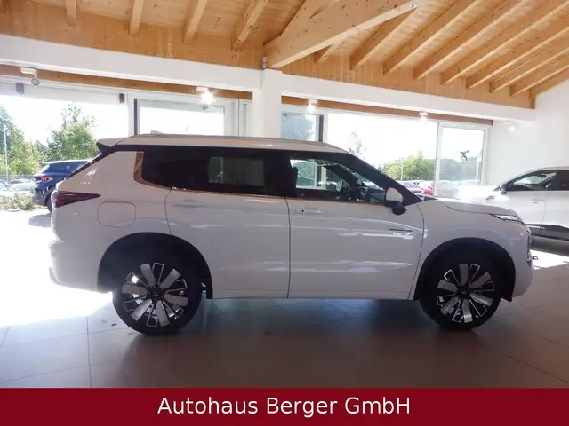 Mitsubishi Outlander view 5