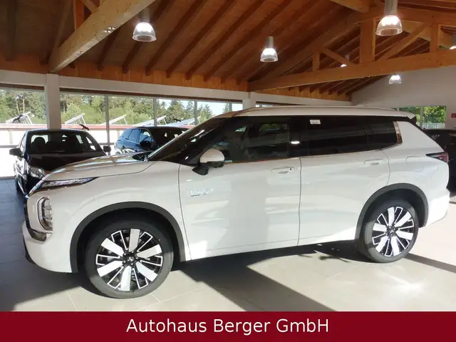 Mitsubishi Outlander view 2