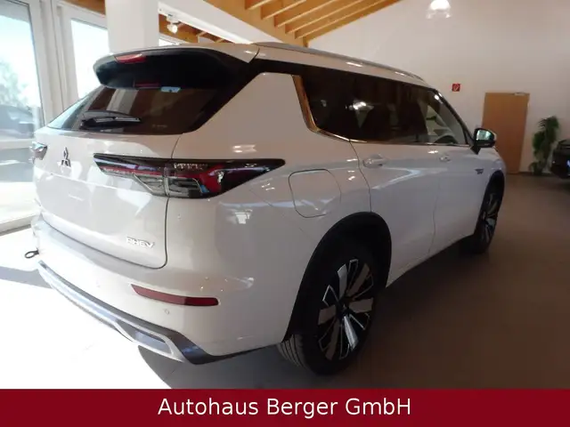 Mitsubishi Outlander view 6