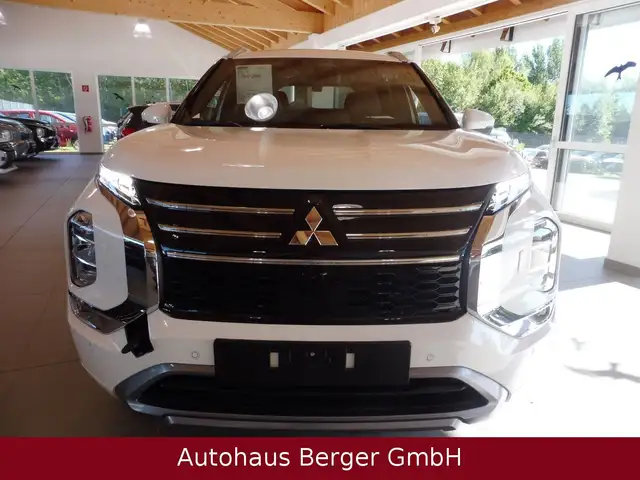 Mitsubishi Outlander view 4