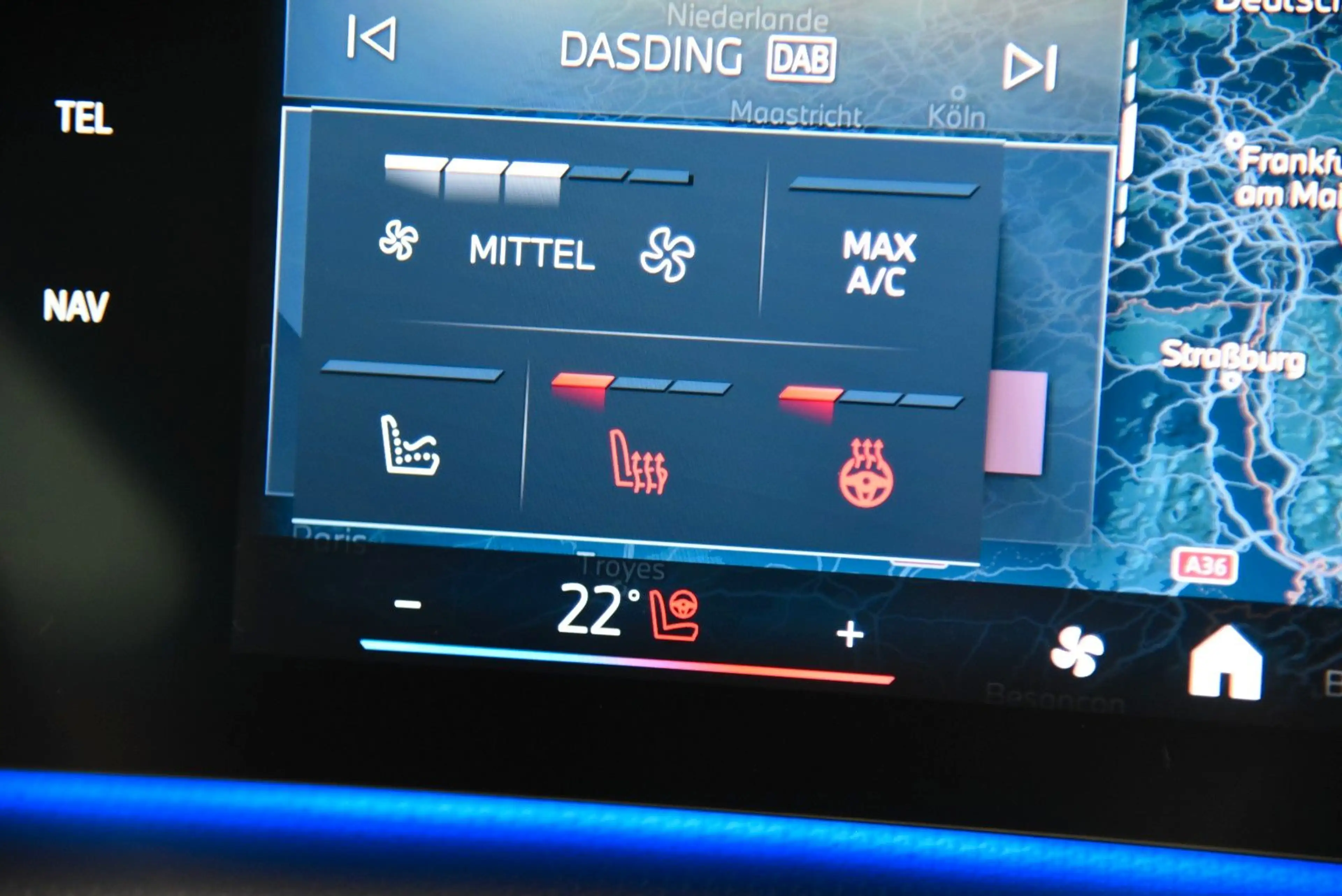 BMW X2 xDrive20d M Sport Pano LED HUD H&K AHK DAB — photo 15