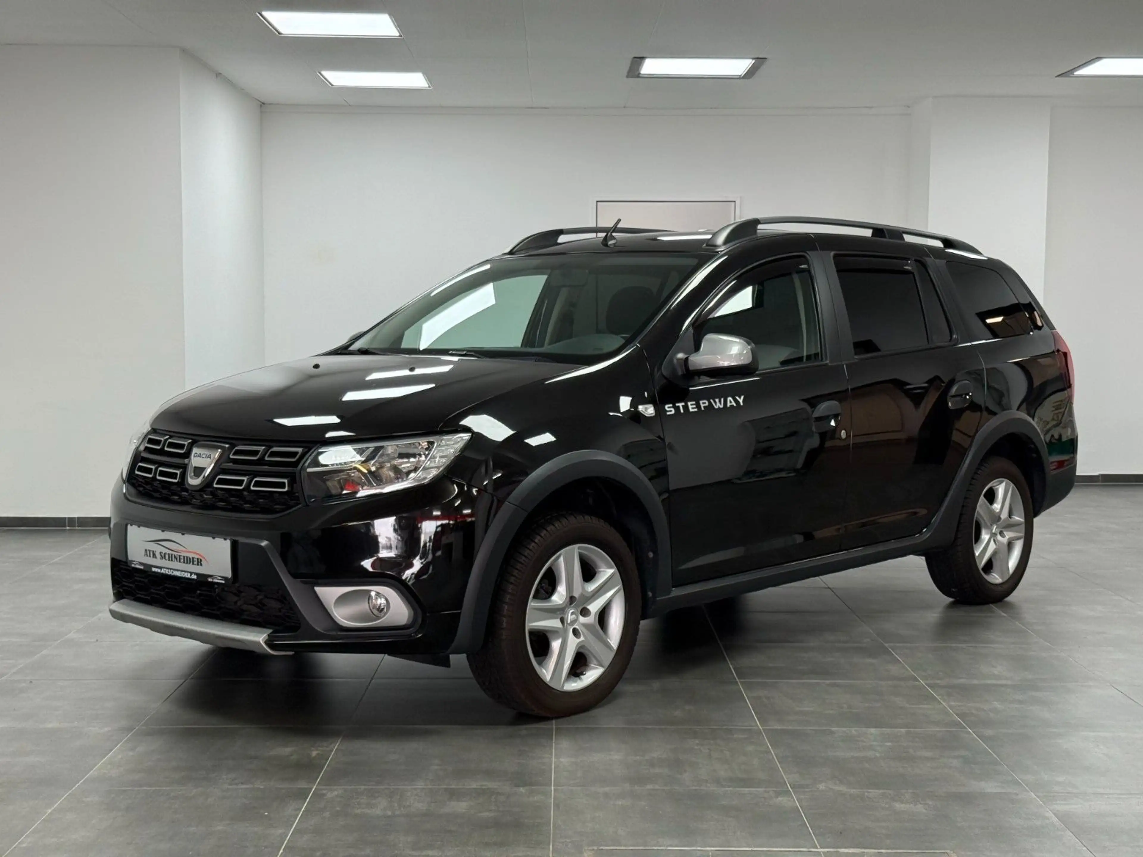 Dacia Logan MCV II Kombi Stepway — photo 2