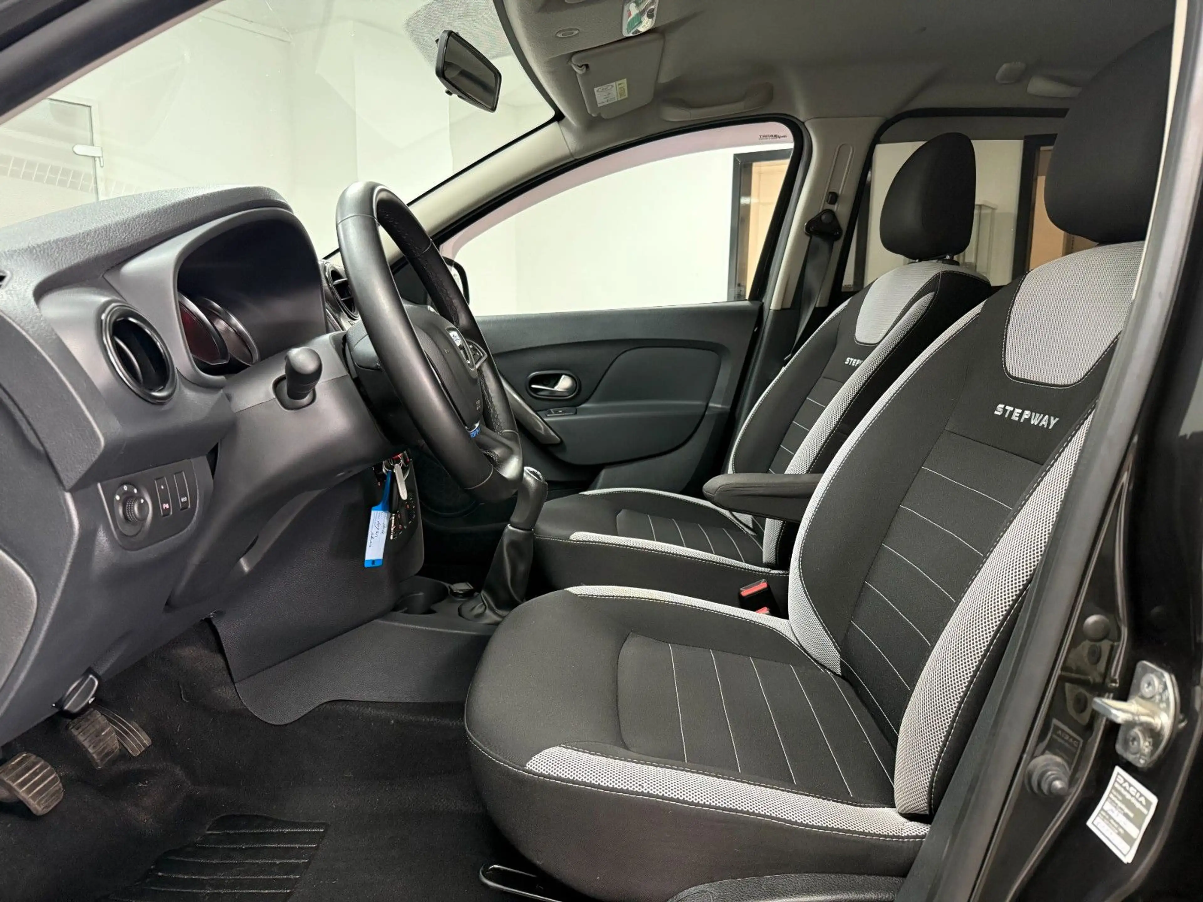 Dacia Logan MCV II Kombi Stepway — photo 7