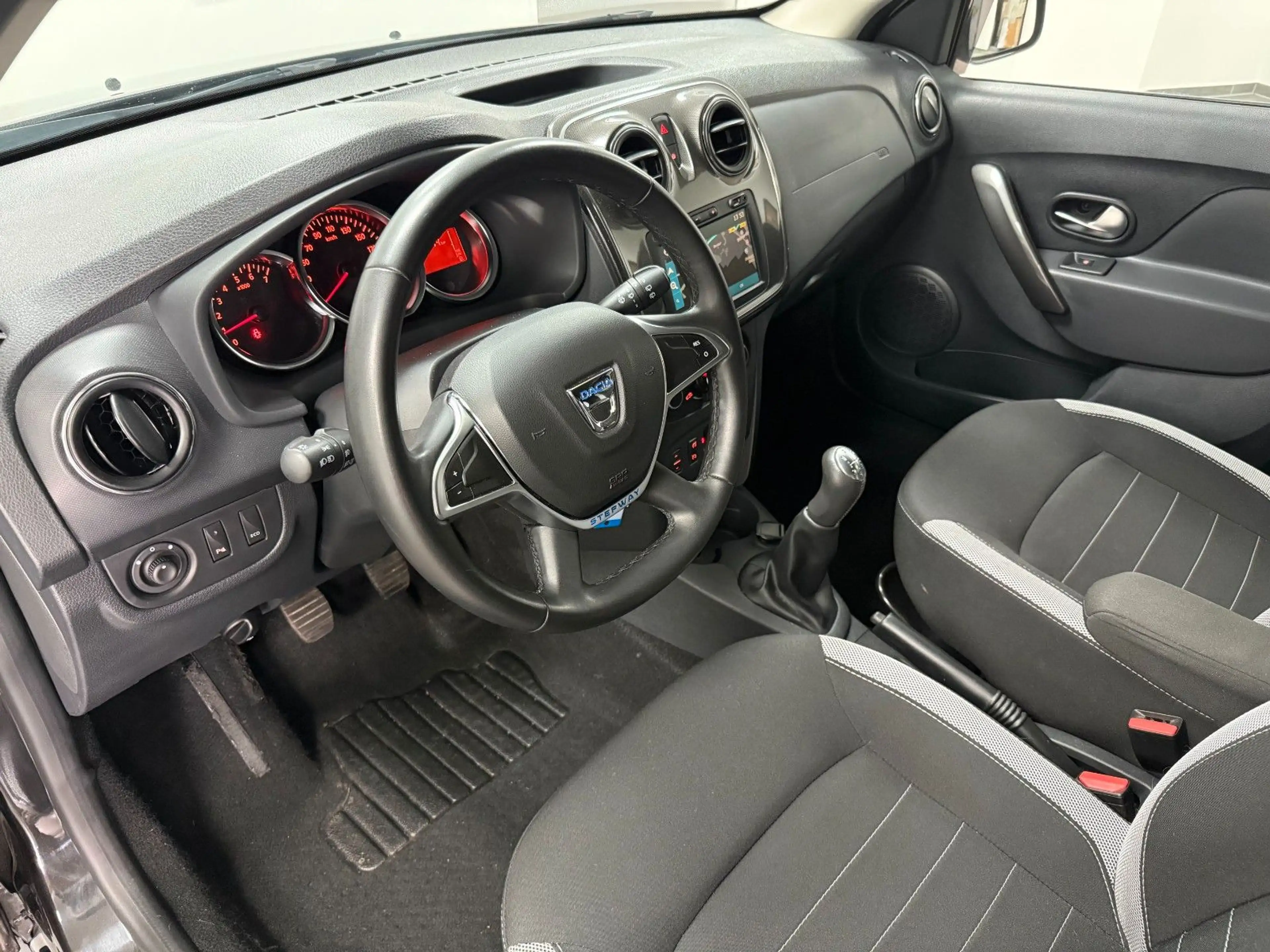 Dacia Logan MCV II Kombi Stepway — photo 8