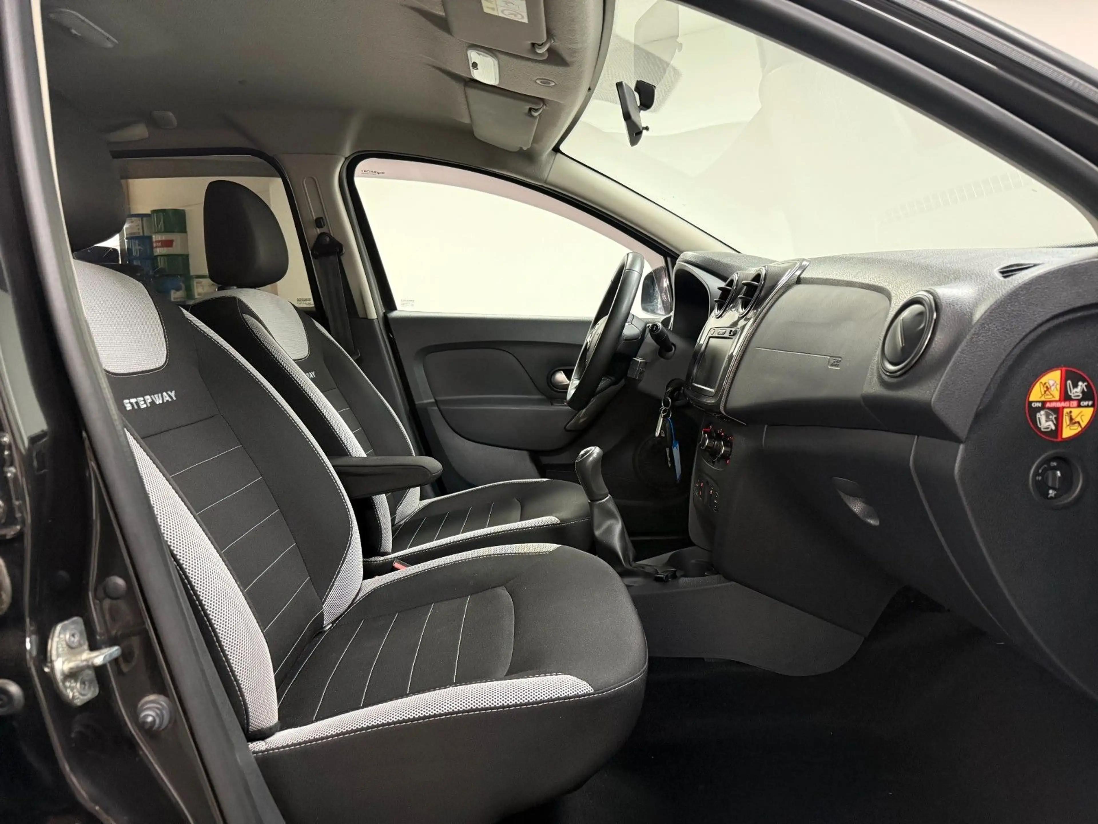 Dacia Logan MCV II Kombi Stepway — photo 11
